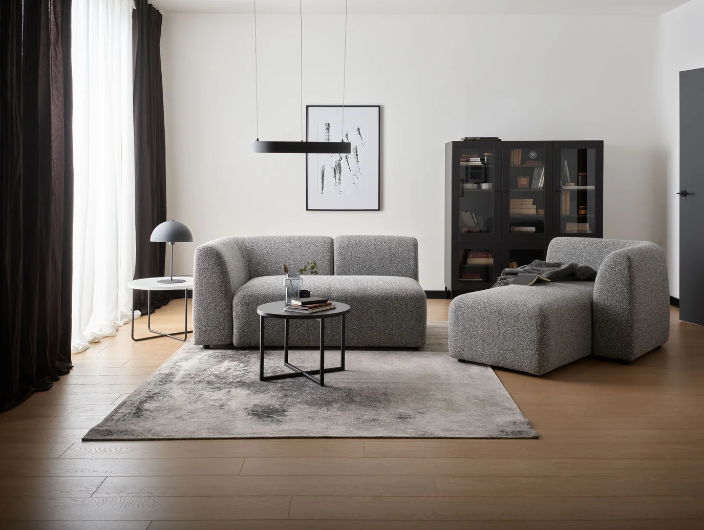 lampa w kształcie elipsy w nowoczesnym salonie